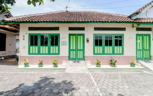 Bahagia Sederhana Home Stay - Hostel by ZUZU