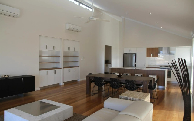The Carnarvon Luxury Canal Home