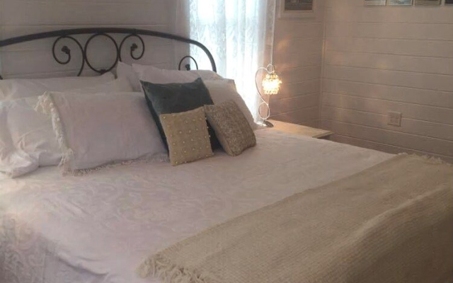 Hye-Way Haus Bed and Breakfast