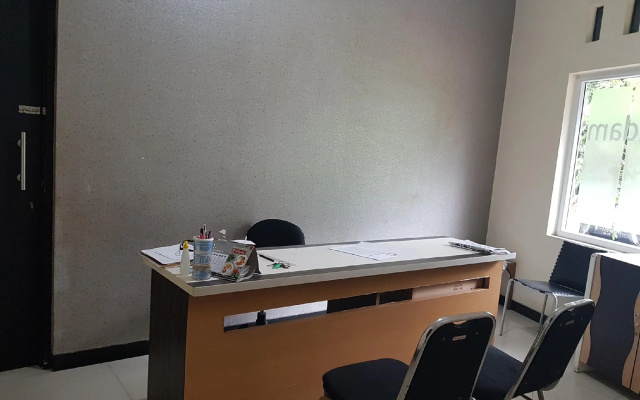 OYO 90188 Rotterdam Kediri Guest House