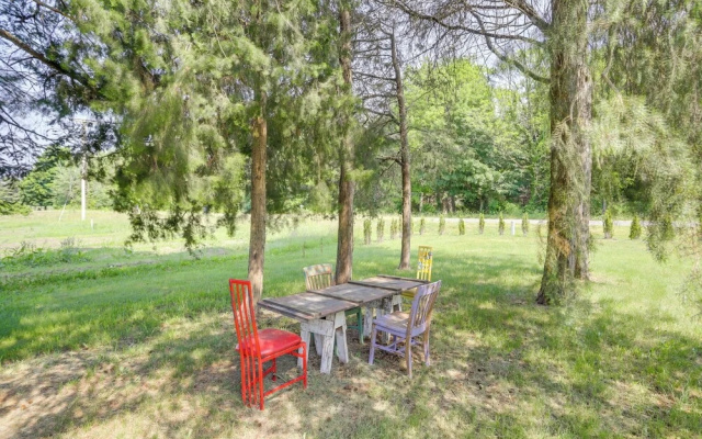 South Haven Farmhouse w/ Fire Pit, 4 Mi to Beach!