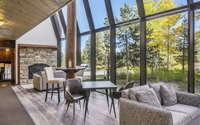 On-site Skiing: Truckee Studio w/ Balcony