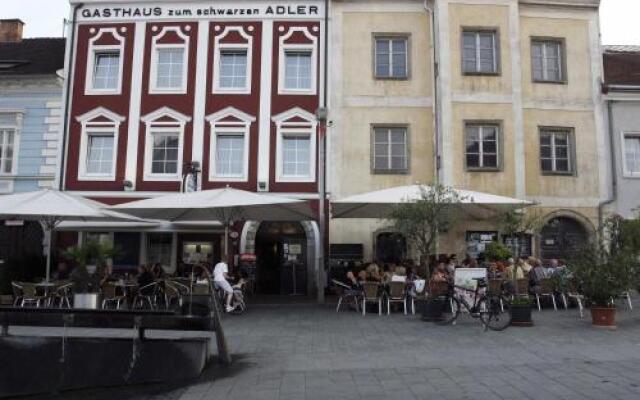 Отель Vinothek Schwarzer Adler Австрия, Оттенсхайм - отзывы, цены и фото номеров - забронировать отель Vinothek Schwarzer Adler онлайн вид на фасад