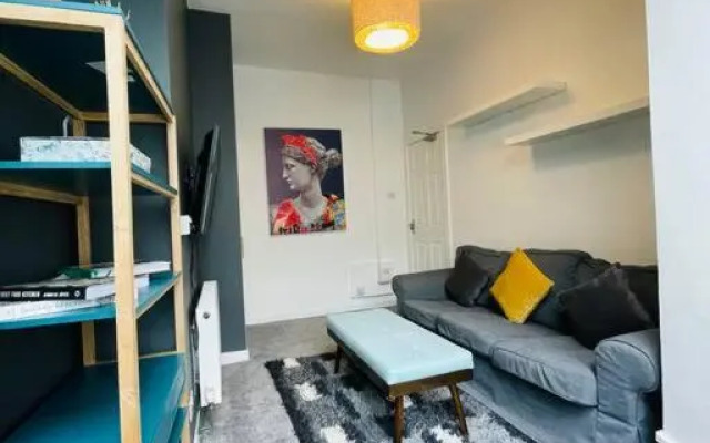 Modern 6 bedroom 5 min walk to beach & restaurants