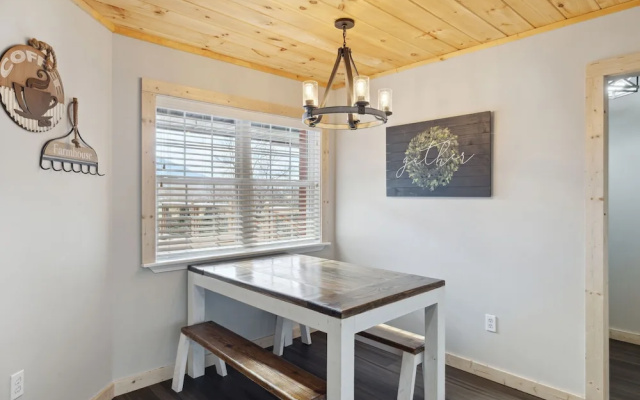 Majestic Valley View 3 Bedroom Cabin by RedAwning