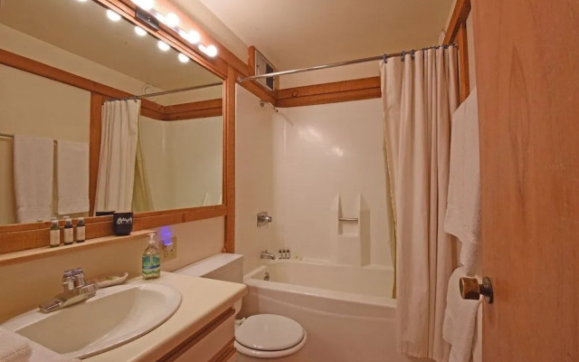A Golden Getaway Pool, Hot Tub, Tennis, & More