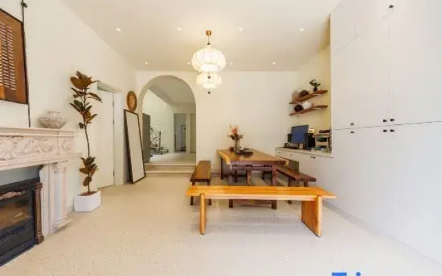 Yige Apartment (Shanghai National Exhibition and Convention Center Hongqiao Railway Station)