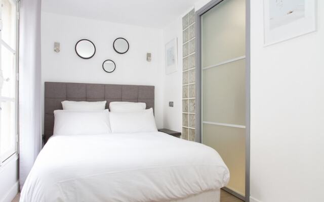 Отель Tuileries - Louvre Area Apartment Франция, Париж - отзывы, цены и фото номеров - забронировать отель Tuileries - Louvre Area Apartment онлайн комната для гостей