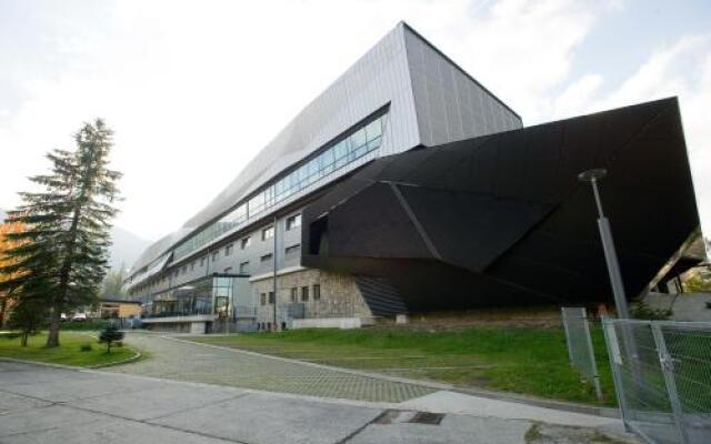 Отель Centralny Osrodek Sportu Osrodek Przygotowan Olimpijskich w Zakopanem вид на фасад