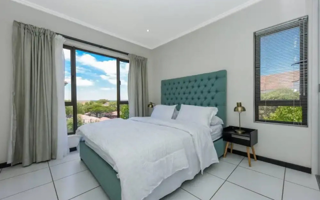 2 Bed Flat - Sleeps 4 - Pool - Garden - Parking
