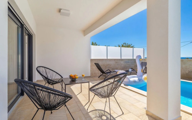 Scenic Villa in Linardi?i With Private Swimming Pool