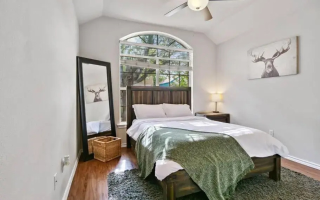 Cozy Getaway, Minutes from Austin!
