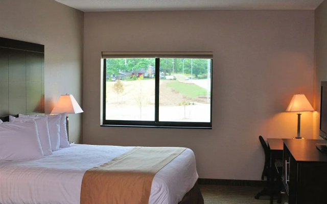 Boulders Inn & Suites Polk City