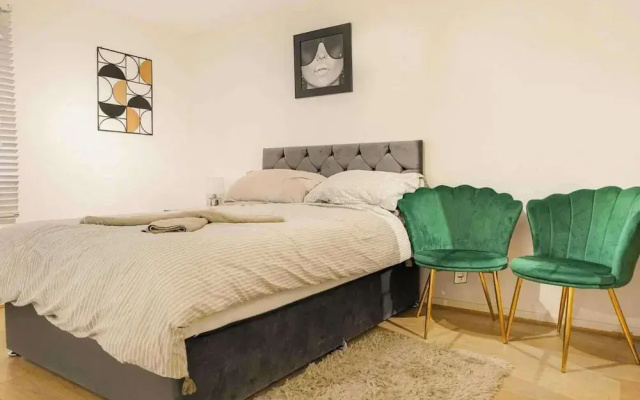 London - Flat - Garden Access - Sleeps 3 - Parking