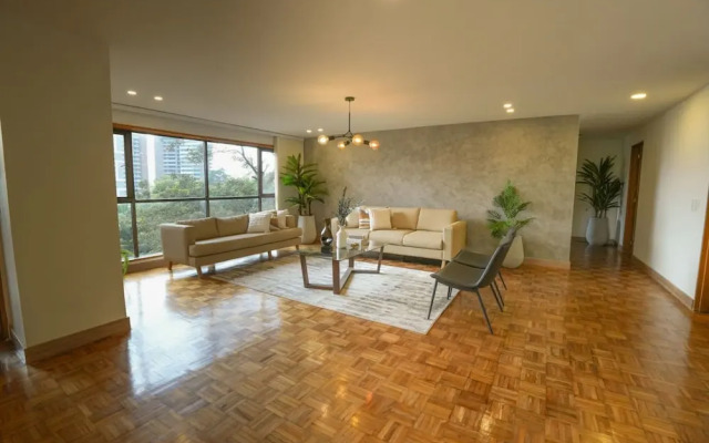 401 - Luxury 4BR Retreat With Private Bathtub and AC