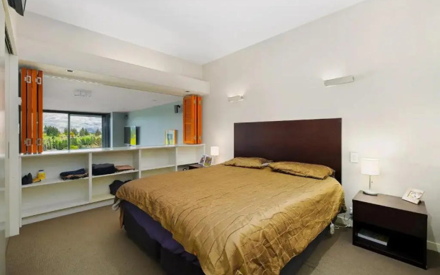 Modern Executive Living in Pounamu - 16