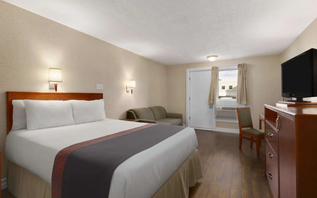 Days Inn & Conference Center by Wyndham Bridgewater