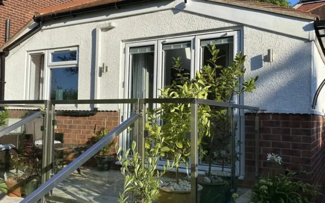 Self Contained, 2 Person dog Friendly Apartment. Free Parking