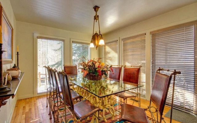Queen Esther Condominium by Alpine Ski Properties
