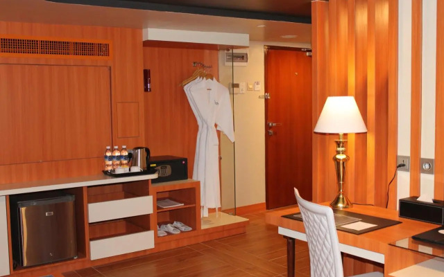 Doulos Phos The Ship Hotel