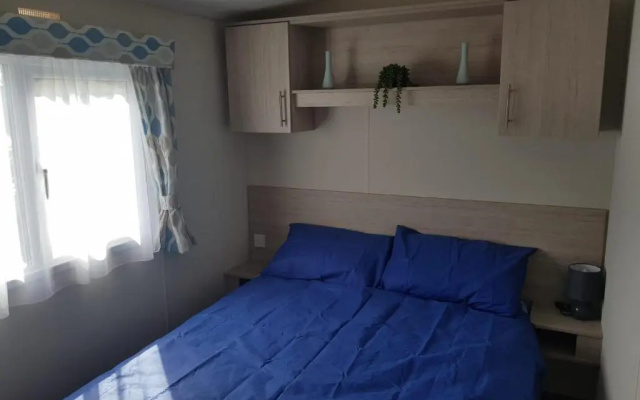 Lodge - Sleeps 8 - Parking, Wifi,