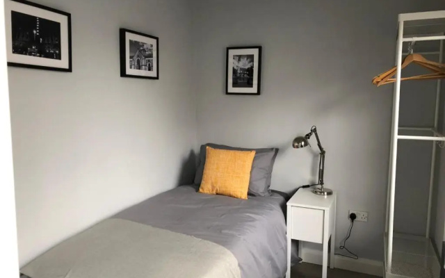 City Centre Townhouse-3 Bedrooms & Parking - Excellent Location