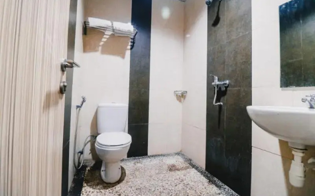 RedDoorz Plus near Sultan Hasanuddin Airport