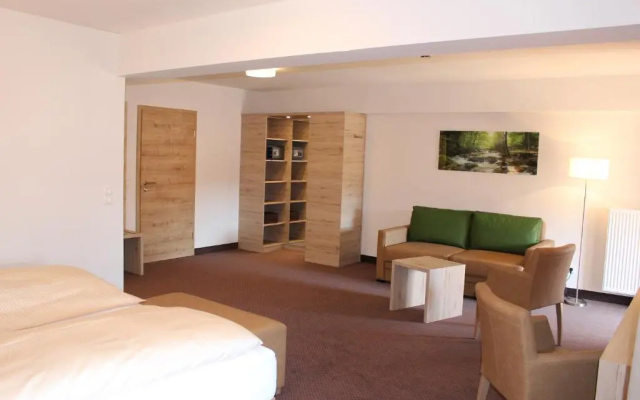 SPIEGLHOF apart