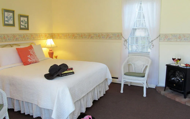 Allen Harbor Breeze Inn & Gardens