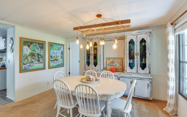 Private Beach & Dock: Lake Hartwell Family Getaway