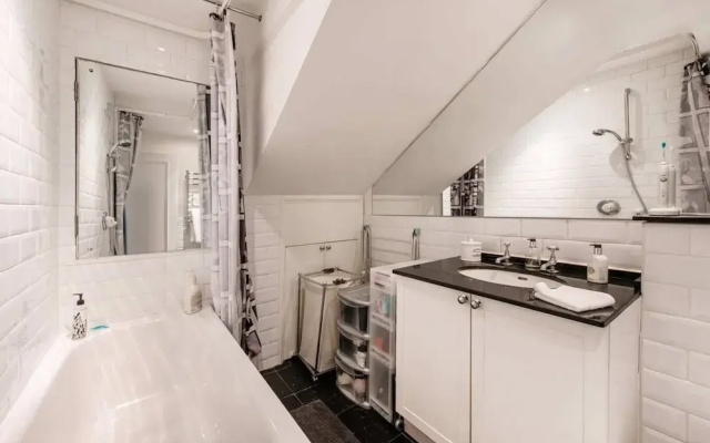 Inviting 1BD Hideaway Kensington Olympia!