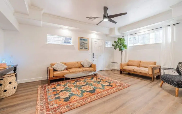 Stylish 2-bedroom Walking Distance to Downtown