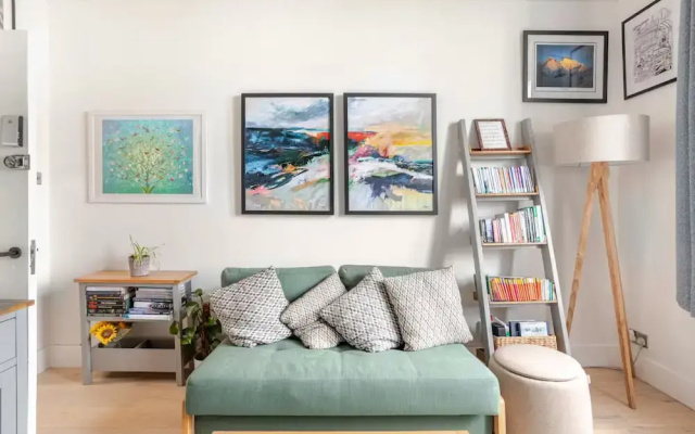 Warm, Upgraded Top-floor Flat in Finnieston
