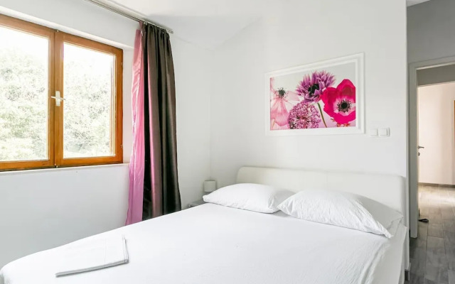 Alluring Holiday Home in Sumartin With Balcony