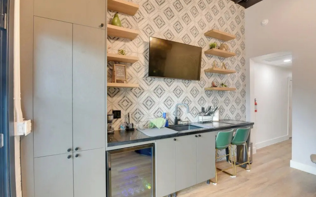Walk to Strand Historic District: Stylish Dtwn Gem