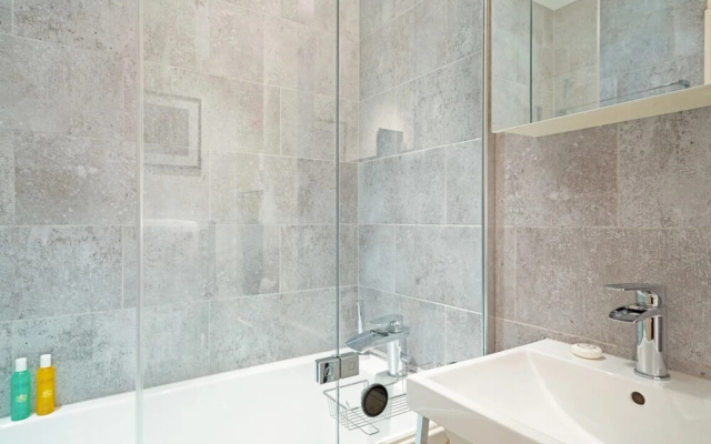 Bright 2 Bedroom Apartment in South Kensington