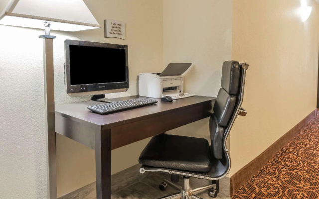 Quality Inn & Suites Pittsburgh Harmarville