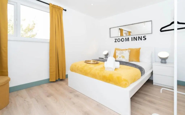 Stylish, modern 3 bedroom townhouse with parking