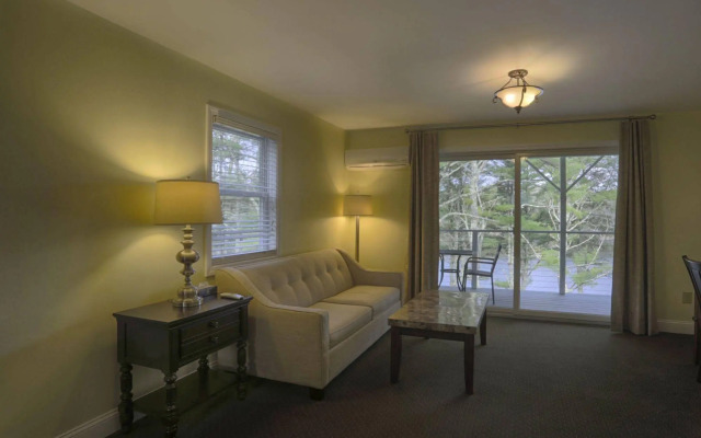Beach Cove Waterfront Inn