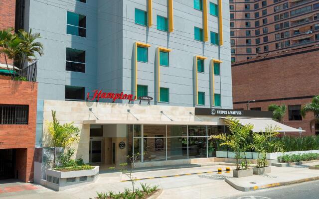 Отель Hampton by Hilton Cali вид на фасад