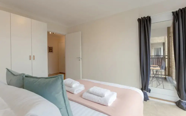 2 Bedroom Thames Apartment With Stunning Views