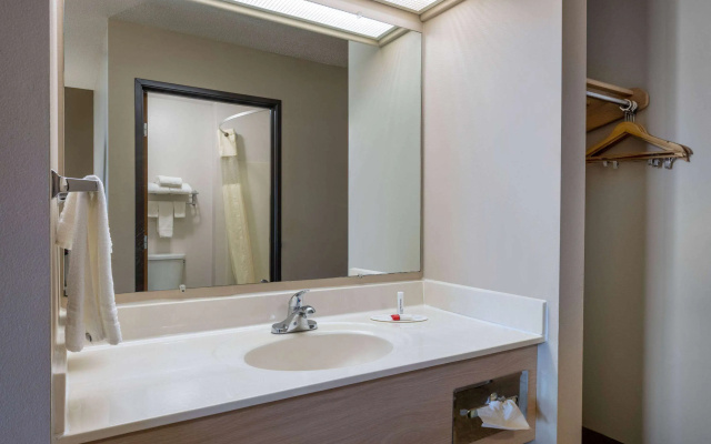 Super 8 by Wyndham Jackson MN