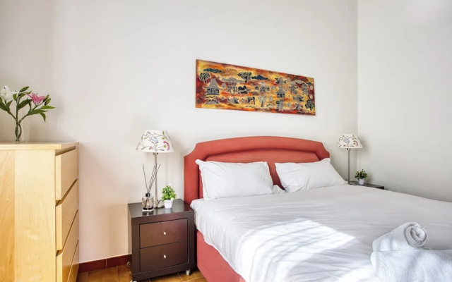 Adorable flat near centre