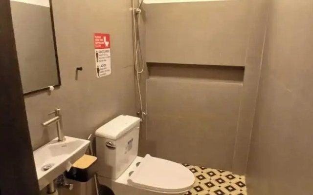 Townhouse Oak Grey Hotel Near Clark International Airport