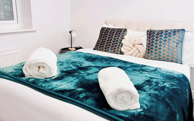 House - Sleeps 12 - Hot tub - Pool Table - Parking