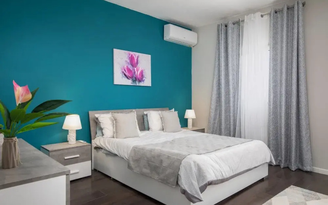 Luxury 3BR APT with Terrace & Views