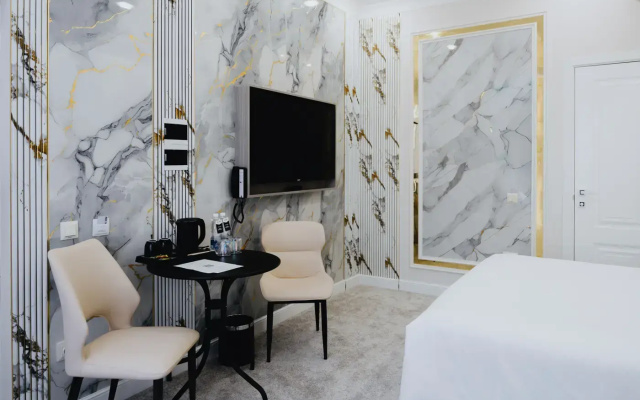 Bon Hotel (Бон)