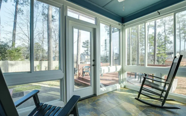 Lovely Fayetteville Home: Deck & Fireplace!