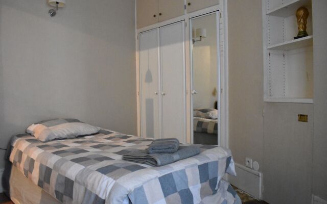 Апартаменты 1 Bedroom Apartment in 16th Arrondissement Париж комната для гостей