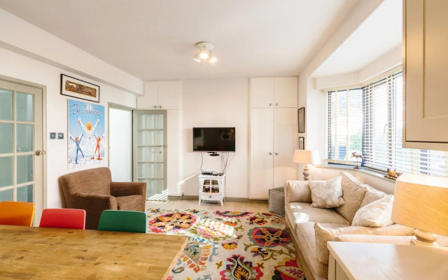 Bright and Charming Battersea Park Apartment